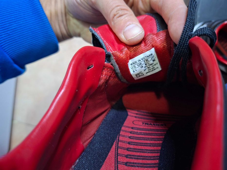 vand Adidas pentru teren sintetic sau pentru sala ca si noi in cutie marime 44