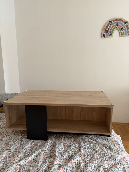 Двуместен диван + подсрък маса