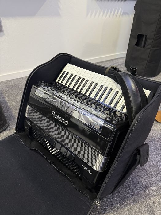 Vând acordeon Roland fr8x
