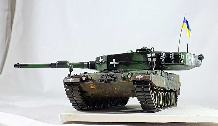 Модели танков  Т- 34/76 и Леопард 2А4 в 1\35