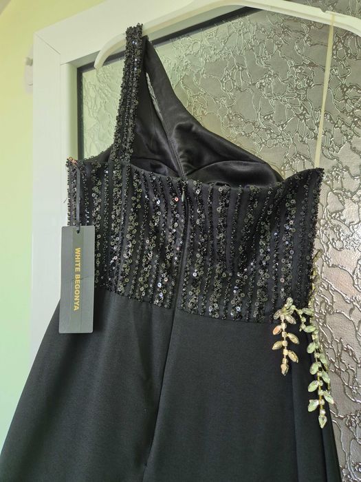 Дълга официална рокля подходяща за повод