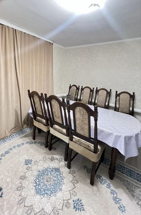 Стол стулья.