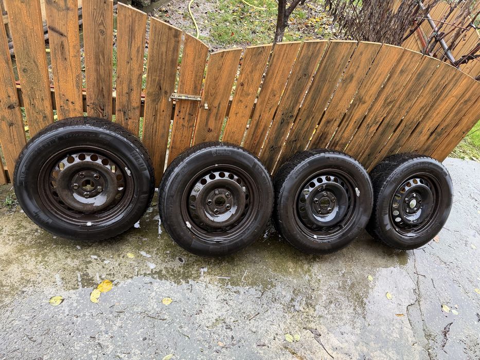 Jante de tabla 5x112 pe 15” cu anvelope de iarna + capace originale VW