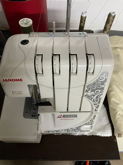 Продам оверлок Janome