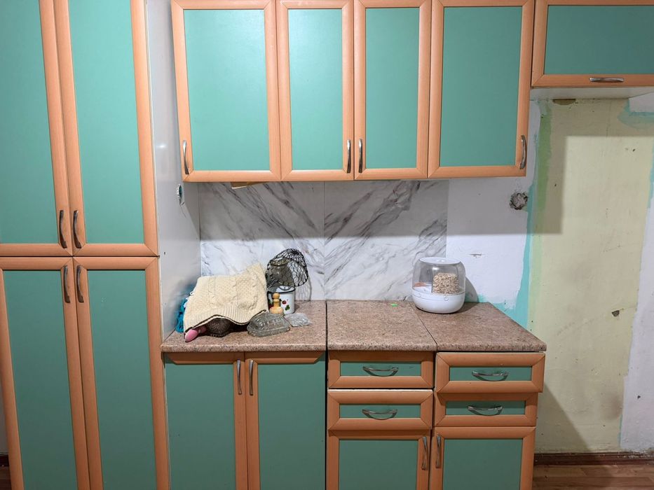 Кассовый стол ,кухонный гарнитур, шкаф