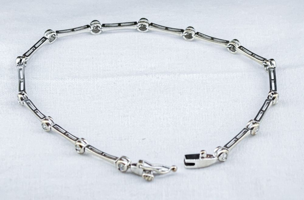 Елегантна дамска гривна от бяло злато с брилянти