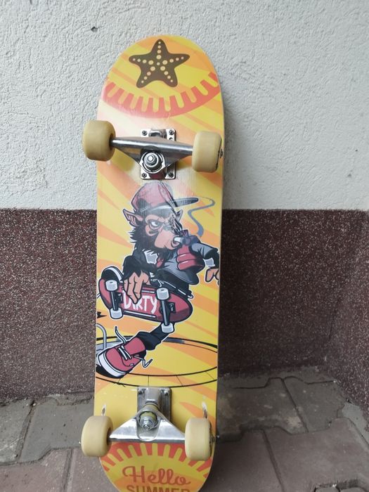 Vând skateboard folosit foarte puțin (1-2 ori nu știu să merg pe el)