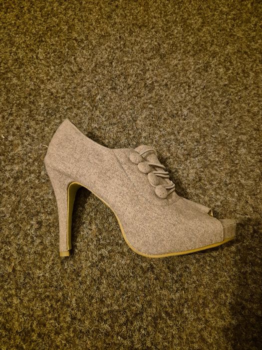 Vand pantofi cu toc de dama, noi, mărimea 38