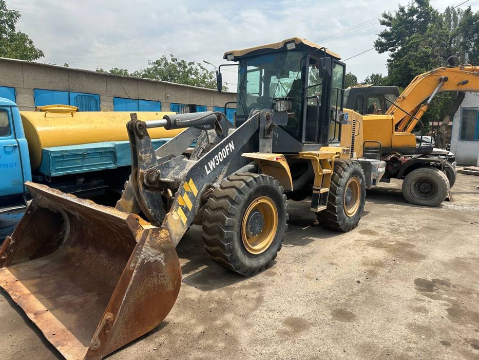 фронтальный погрузчик XCMG LW300FN.