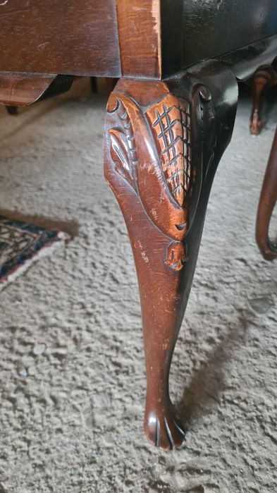 старинна  дървена маса с дърворезба в стил луи