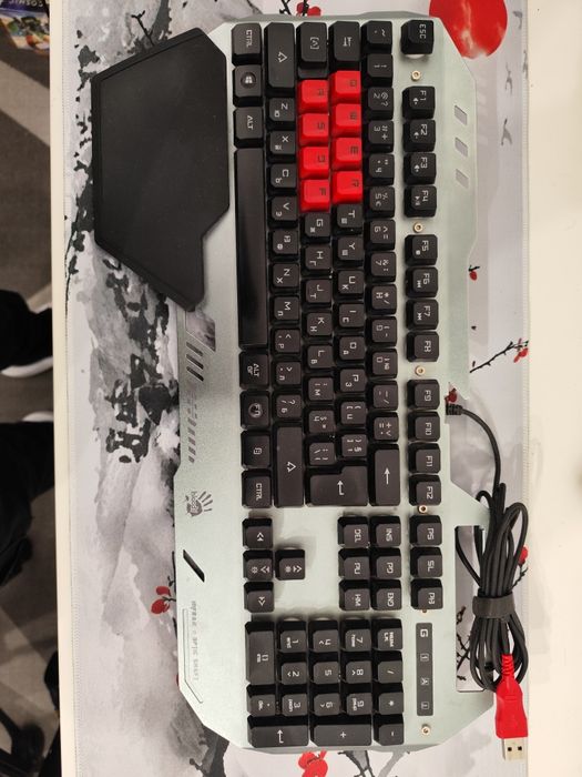 Геймърска полу-механична клавиатура Bloody B2418