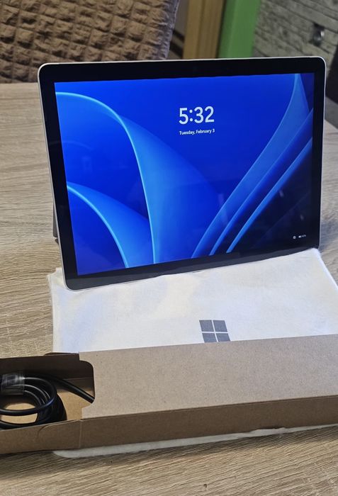 Micrrosoft surface go 3 intel Corei3