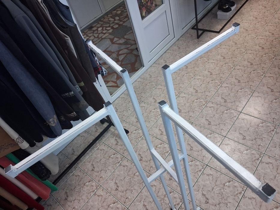Срочно продам белую вешалку для одежды
