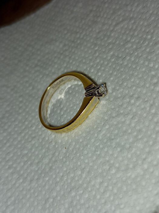 Златен пръстен с диамант