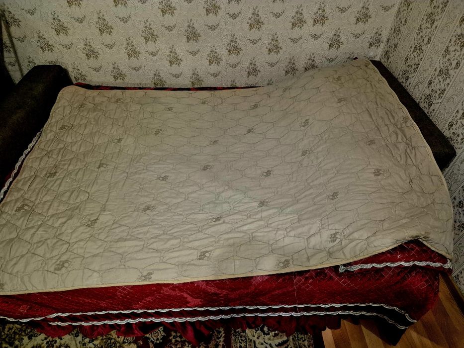 Продам недорого одеяла, постель, покрывало, тапочки