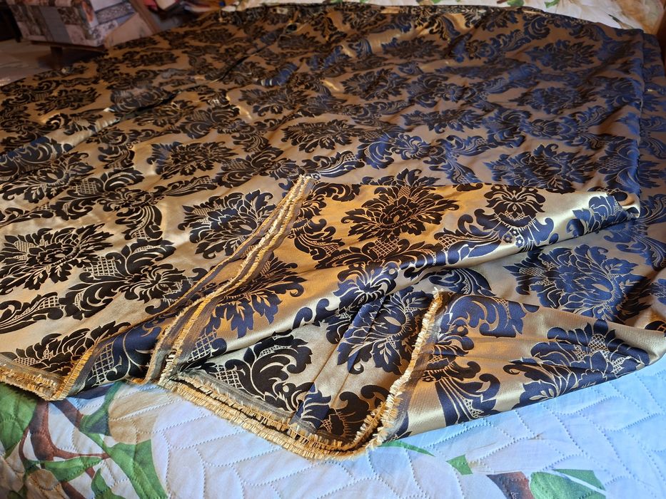 Плат за завеси, плътен, става и за шалте или покривало на диван.