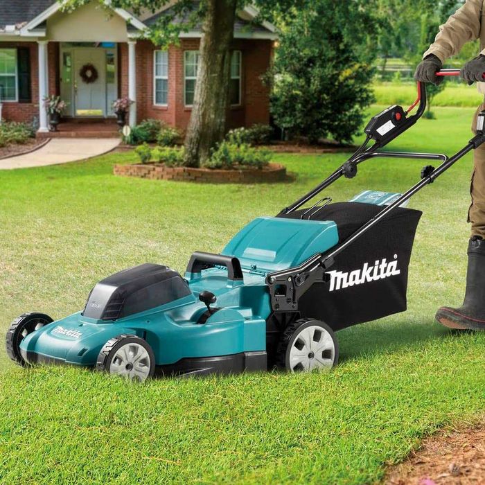 Акумулаторна самоходна косачка Makita DLM539Z, LXT, 18+18 V