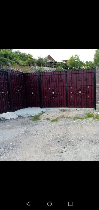 Ворота с калиткой, высота 3 метра.