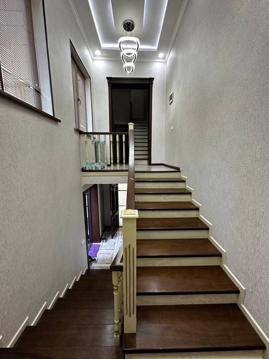 3-қаватли кирпичдан қилинган уй мебел ва техникалар билан сотилади.