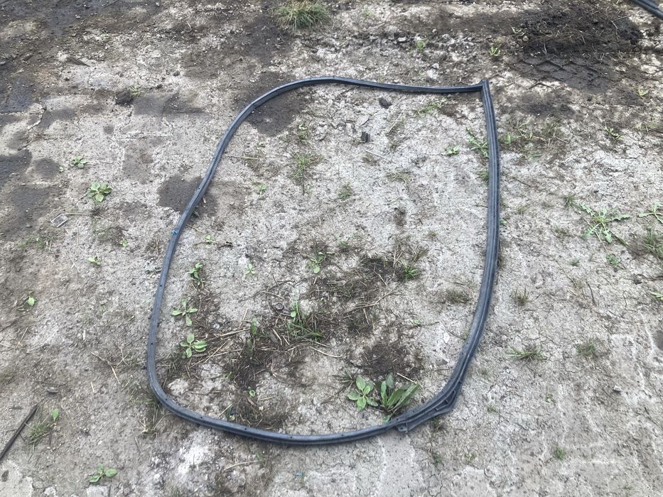 Уплотнительная резинка передней правой двери Тойота Авенсис Т250