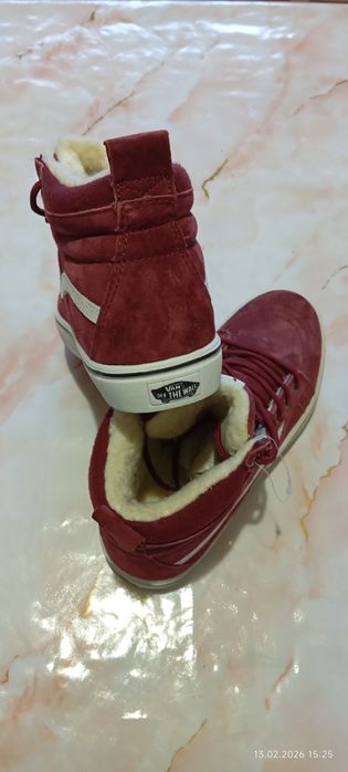 Кеды Vans утеплённые.