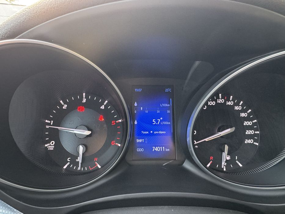Toyota Avensis 2.0D4D 74хил км 2018