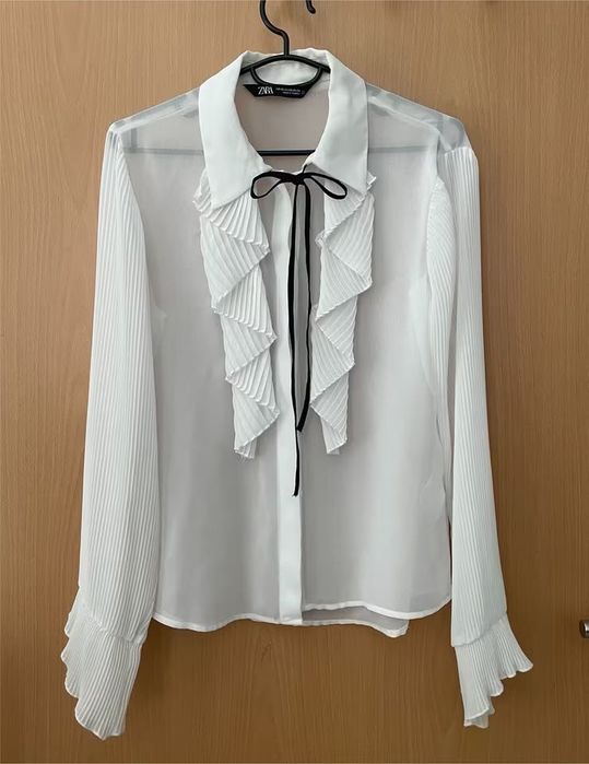 Продавам красив комплект – блуза и лук.