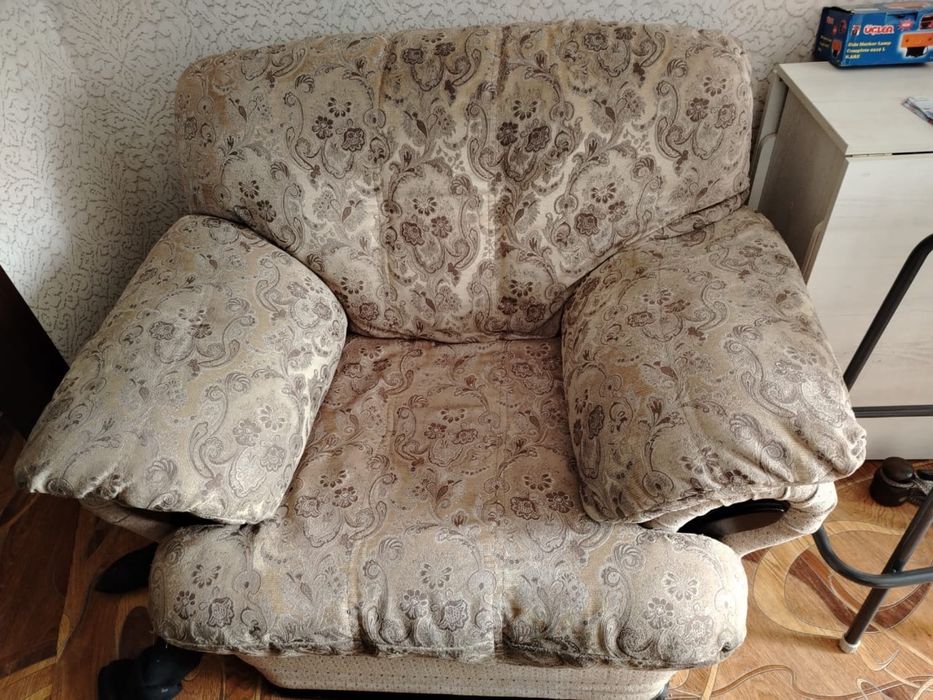 В продаже комплект 2 дивана, 1 кресло