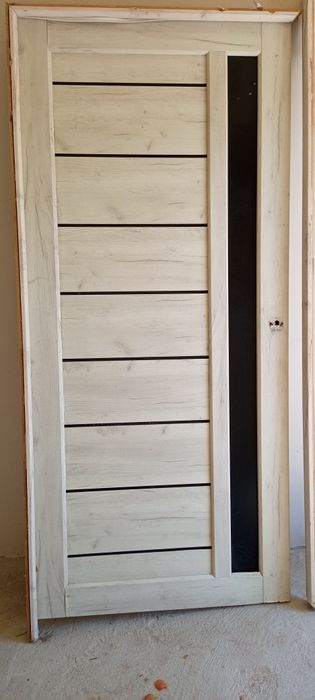 дверь продаётся тяжёлая крепкая