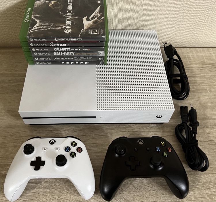 Xbox One S + 2 джойстика + 6 игр на дисках.