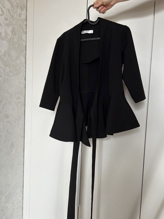 Черный приталенный пиджак