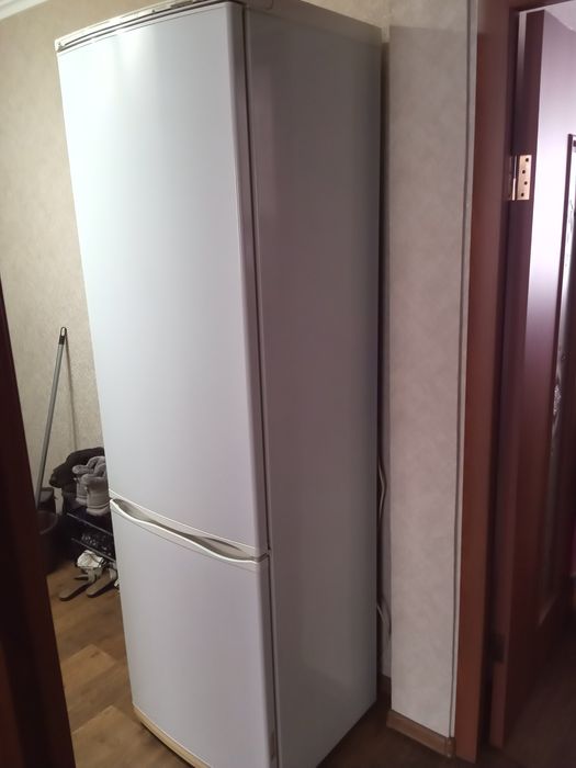 Продам холодильник. Атлант.