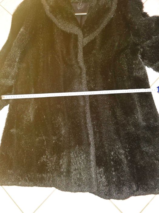 Продавам дамско черно палто от екокожа с косъм