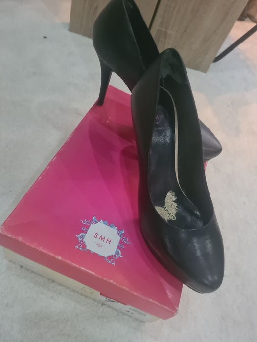 Pantofi noi cu toc de firma.