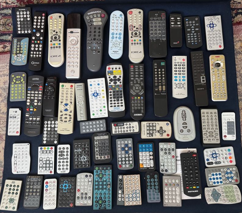 Lot de 80 de telecomenzi diverse, prefer sa le vand toate la super pret!