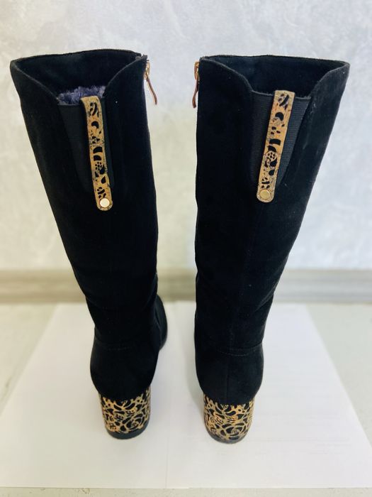 Продаются замшевые сапоги