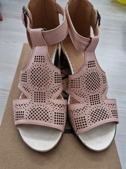 Sandale marimea 37