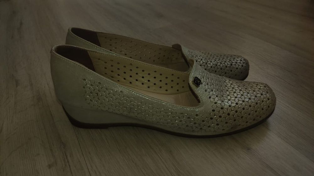 Продам туфли и балетки.