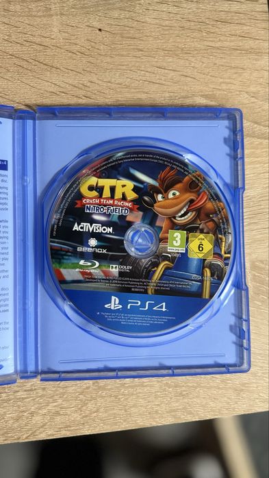 Продавам PS4 с 1 джойстик и 1 игра