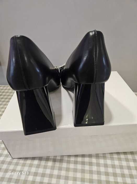 Официални черни обувки с брошка