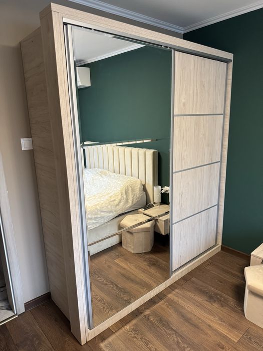 Двукрилен гардероб с плъзгащи врати - без забележки.