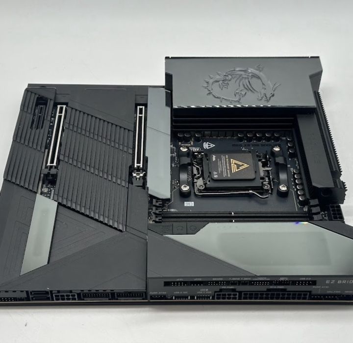 Placa de baza MSI MEG X870E GODLIKE WiFi eATX AM5 Noua