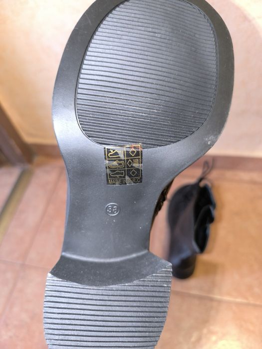 Продавам ботички кожени