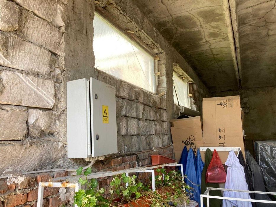 vanzare imobil in Husi langa politie si laboratorul de analize medicale Biolog-Test, suprafata utila 200 mp si teren cu acces prin parc si prin spate