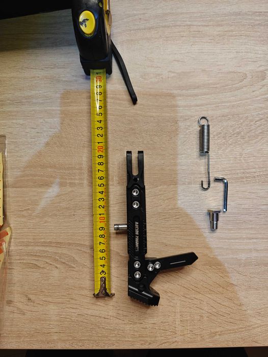 Cric extensibil universal de motocicleta