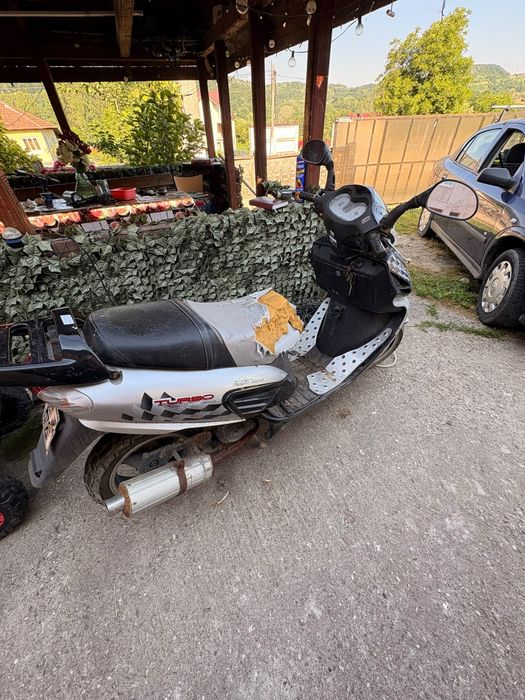 Vând scuter TURBO 125cc 4t cu acte fac și schimb!