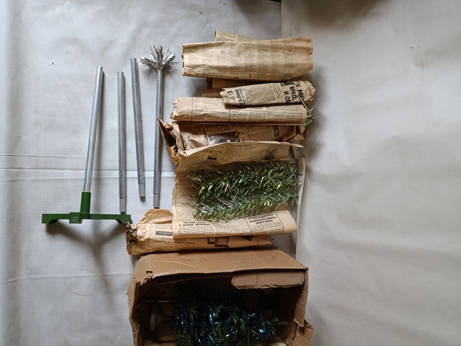 Ёлочные игрушки, ёлка,мишура.