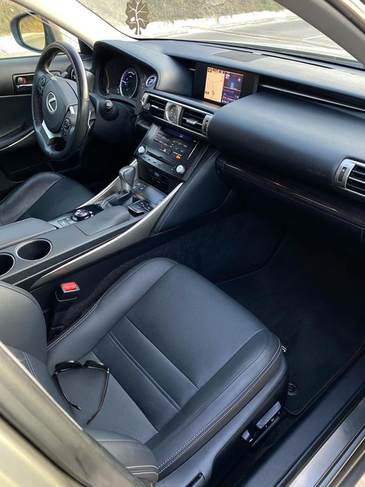 Lexus IS300h avariat doar fata dreapta