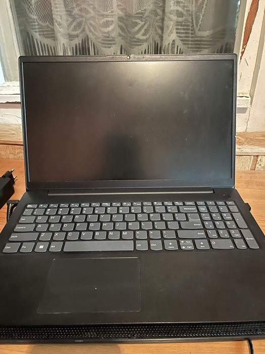 Vand laptop lenovo cu amd ryzen 5