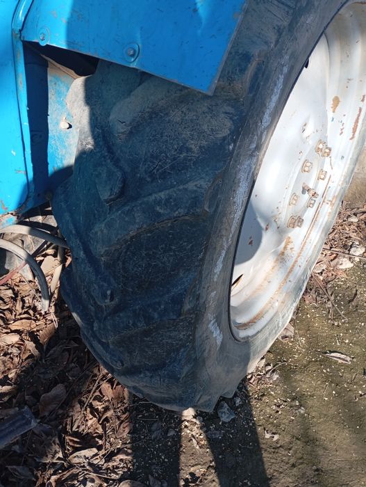 Traktor T40 yurib turibdi balon holatlari oʻrtacha matori ham yaxshi